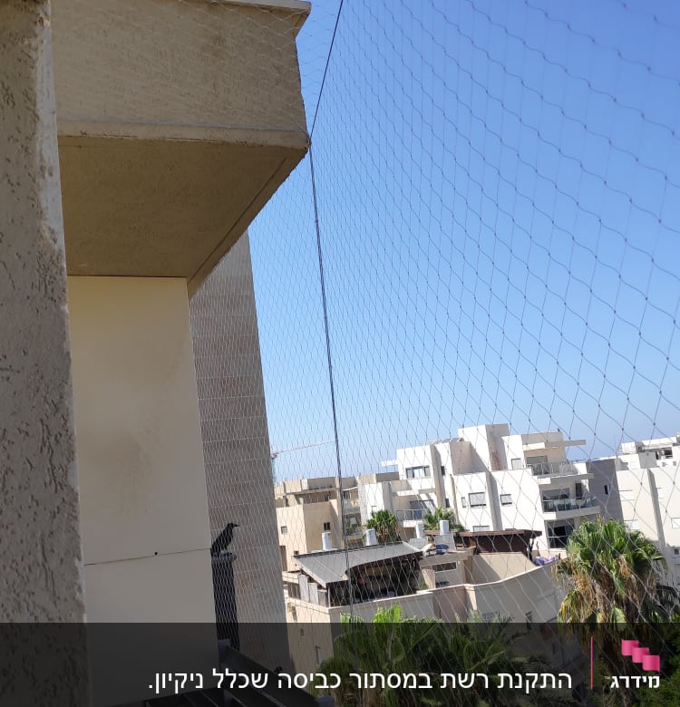 רשת למניעת כניסת יונים במרפסת בניין